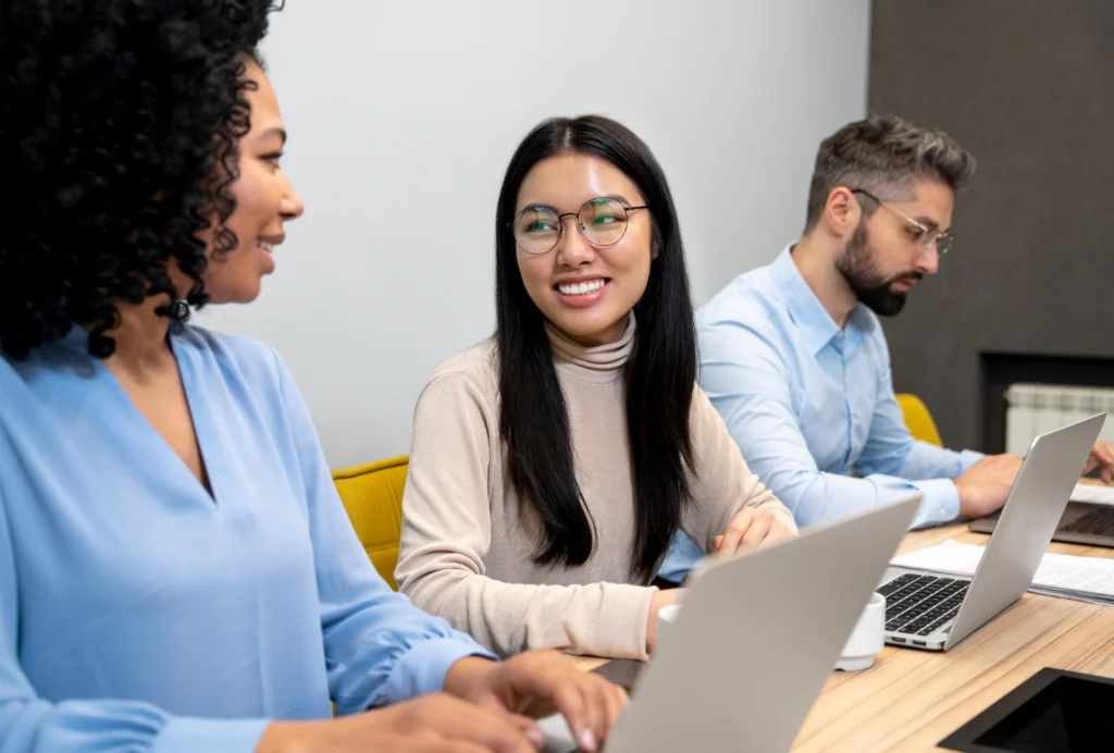 Profissionais formados em recursos humanos ead, conversando durante o trabalho.