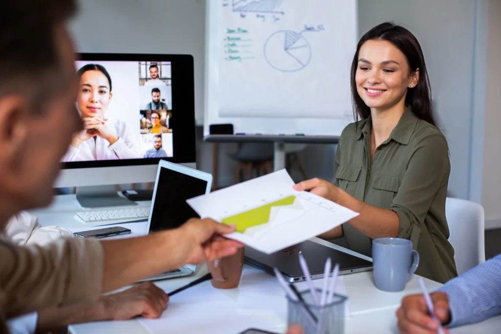 Profissionais formados em recursos humanos ead durante o trabalho.
