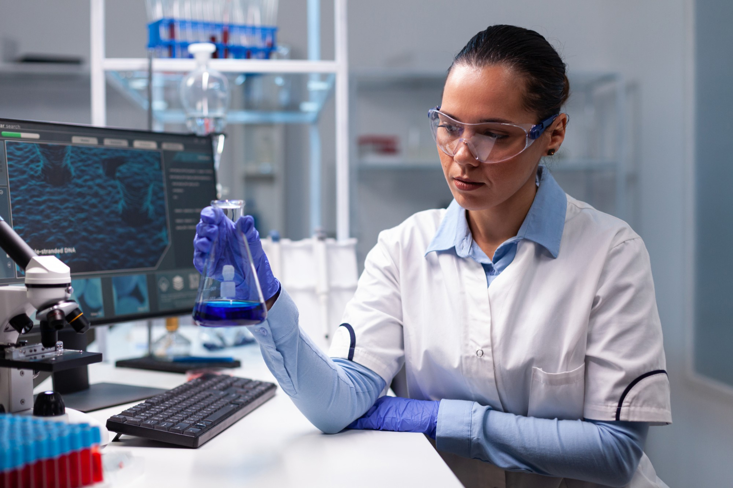 Profissional da biomedicina em um laboratório.