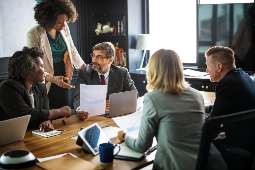Profissionais de Administração EAD trabalhando em conjunto em uma reunião.