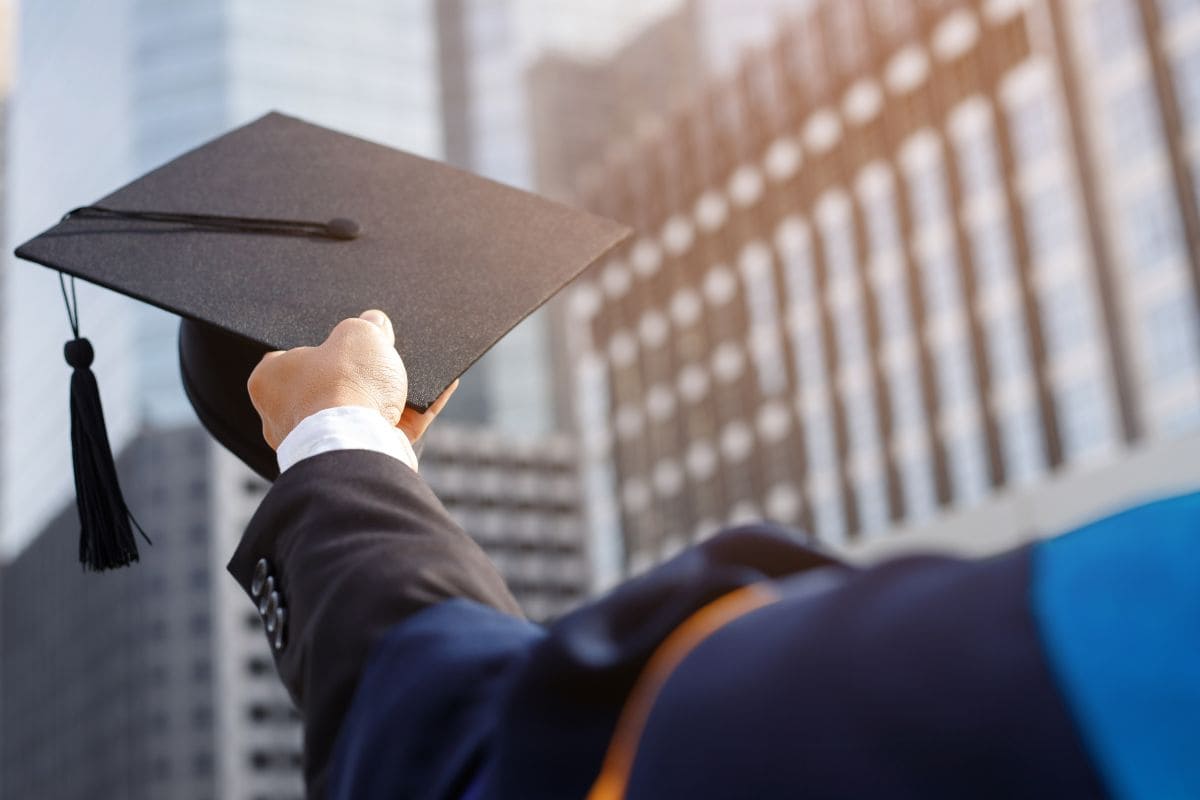Já pensou em fazer uma pós-graduação gratuita? Veja se é possível