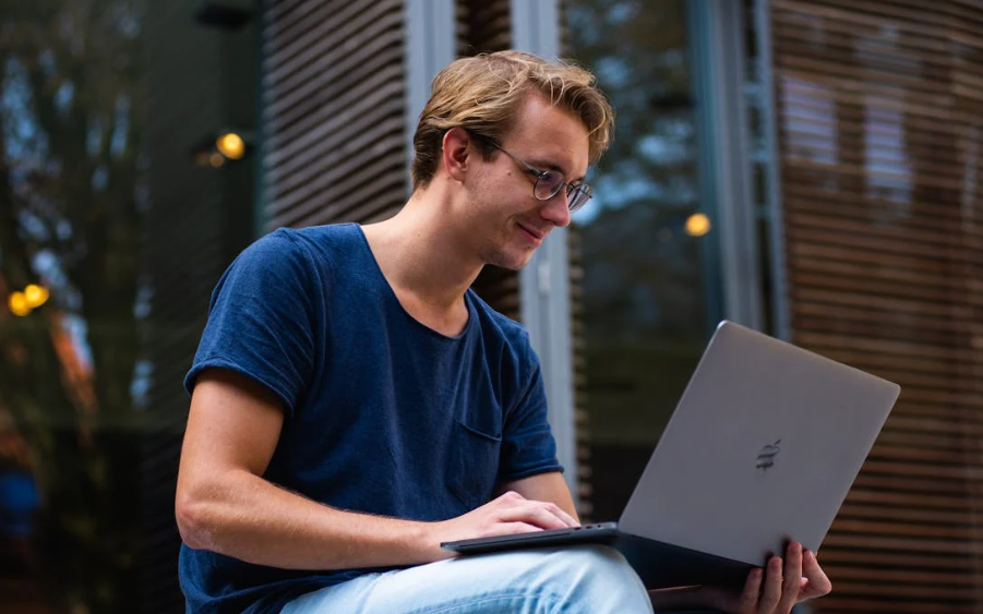 Pessoa concentrada no computador aprendendo como estudar online para provas