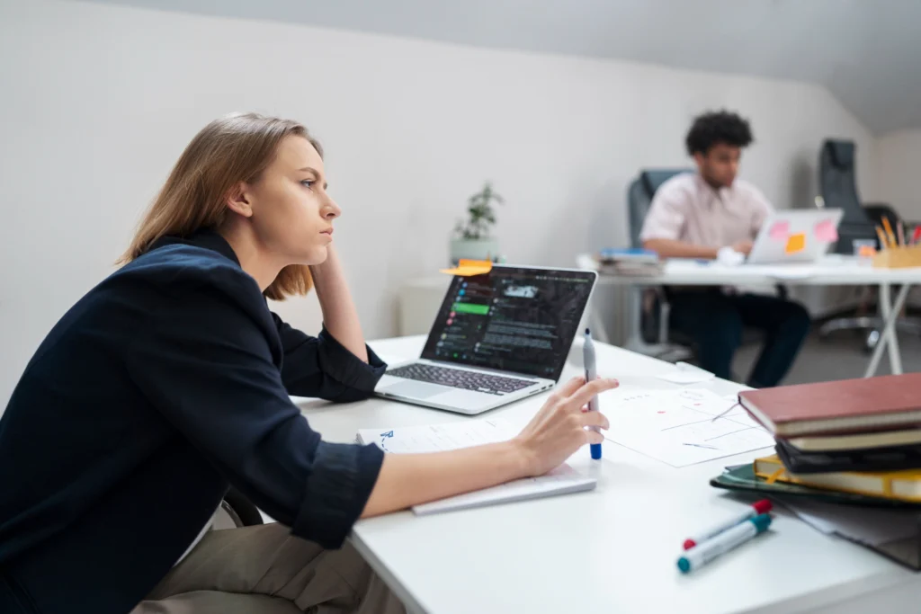 Estudante de análise e desenvolvimento de sistemas ead na sala de aula com computador na mesa.